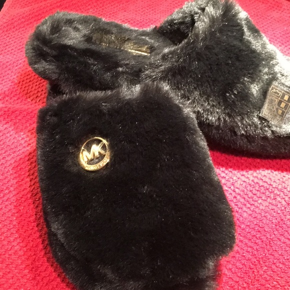 Michael Kors Shoes - Nwot Michael Kors slippers FIRM PRICE.🛑